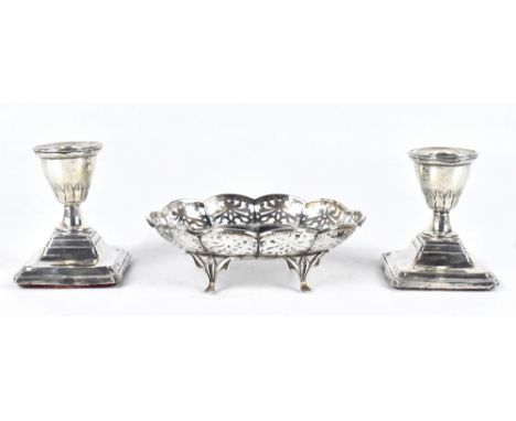 WALKER &amp; HALL; an Edward VII hallmarked silver footed bowl of shaped form with pierced rim outside a panelled body, Sheff