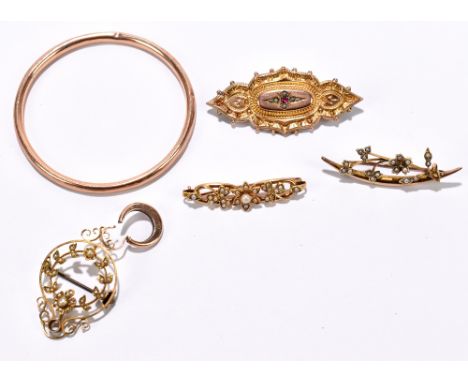 Three Victorian yellow metal brooches, the longest 5.5cm, with a yellow metal bangle, an earring and a yellow metal brooch pe