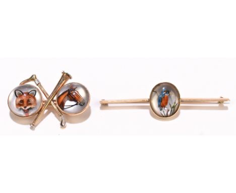 A 9ct yellow gold Essex Intaglio hunting brooch modelled as a hunting horn and riding crop flanked by a horse and fox head, w