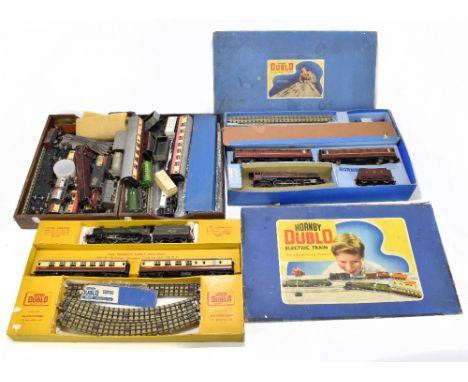 An extensive collection of tin plate and other model railways, including Hornby Dublo electric train sets (part af).