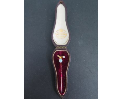 A 9ct gold opal and pearl stick pin in original goldsmiths silversmiths box - Weight approx. 1.5gms - Length 6cm - test mark 