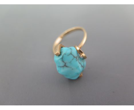 An Art Deco period 18ct gold natural turquoise nugget stone ring in gift box - ring size O - stamped 18ct - weight approx 5.4