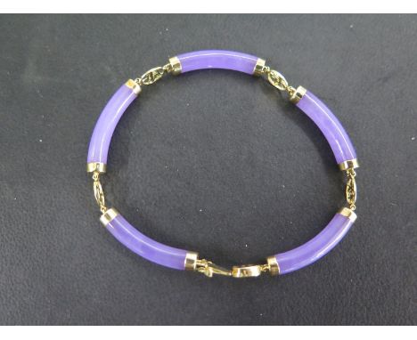 A 14ct yellow gold and purple jade bracelet - Length 19cm