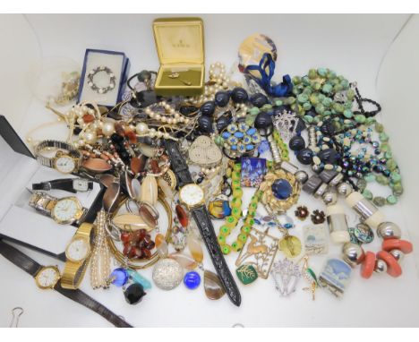 A A quantity of vintage costume jewellery, to include an enamel flowers brooch, deer pendant, Czech glass brooch etc Conditio