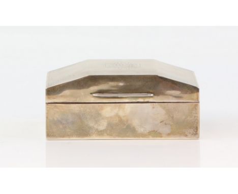Silver cigarette box, the cover with angled sides and engine-turned decoration, 12 cm wide, lined with wood.     