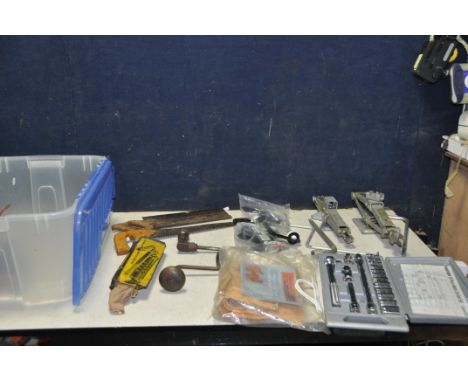 A TRAY CONTAINING MOSTLY AUTOMOTIVE TOOLS including two jacks, a Halfords sockets set, saws, a leather tool belt, a grease gu