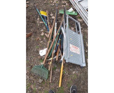 A COLLECTION OF GARDEN TOOLS to include rakes, brushes, shears etc and a Beldray jobeezer stepladder/platform (10+)