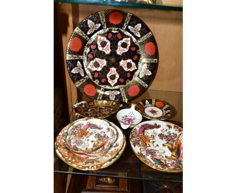 A GROUP OF ROYAL CROWN DERBY PORCELAIN AND SIMILIAR, comprising a Royal Crown Derby 'Imari' 1128 pattern pin dish, a 'Derby P