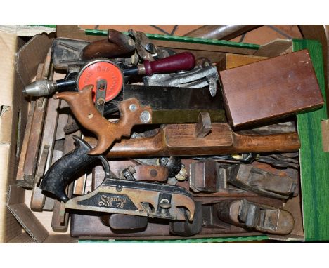 A BOX OF VINTAGE CARPENTRY / WOODWORKING PLANES ETC, to include a Stanley No 78 rebate plane, Stanley Bailey No5 plane, two s