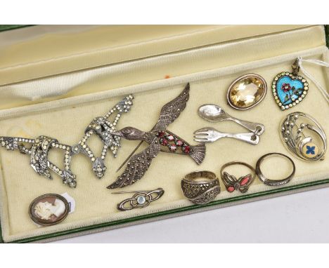 AN ASSORTMENT OF WHITE METAL JEWELLERY, to include a heart pendant with guilloche enamel and floral detail, unmarked, four br