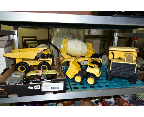 A QUANTITY OF UNBOXED AND ASSORTED DIECAST VEHICLES, assorted sports cars by Bburago and Majorette etc., with a quantity of T