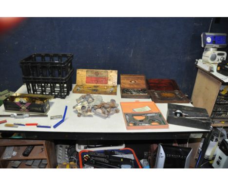 A TRAY CONTAINING ENGINEERING TOOLS including a Moore and Wright marking gauge with Mitutoyo dial gauge in case, a three piec