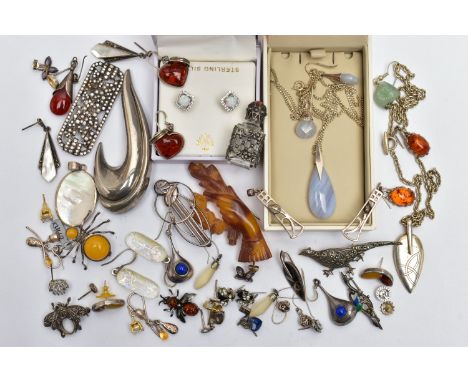 A BAG OF ASSORTED JEWELLERY, to include a boxed blue lace agate drop pendant fitted with a white metal bail stamped 925, susp