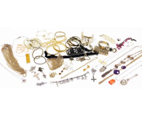 Various jewellery, to include a partially pierced bangle, amethyst finish costume jewellery, various other bangles, faux pear