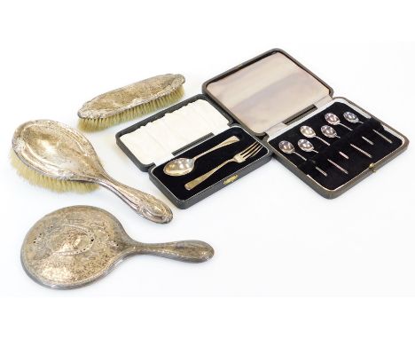 A George V matched silver three piece dressing table set, comprising clothes brush, Birmingham 1917, 18cm high, hand mirror, 