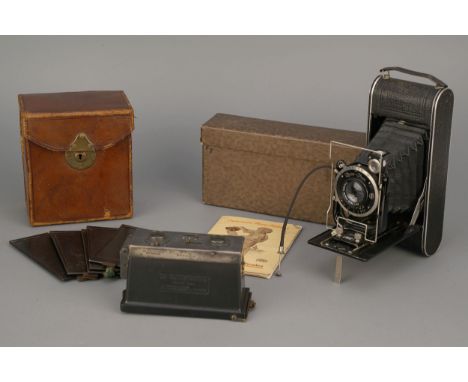 A Jules Richard Le Glyphoscope Stereo Camera, together with a Zeiss Ikon Cocarette 519/15 camera, in maker's box (2)
