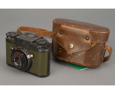A Bolsey B2 U.S. Army Camera, with Wollensak f/3.2 44mm, with plate to top marked 'Signal Corps, Camera PH-324A', in maker's 
