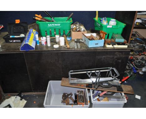 FIVE TRAY CONTAINING WOODWORKING AND A LATHE TOOLS including a tray of pen blanks, chucks, hole saws, a Smiths car clock, two