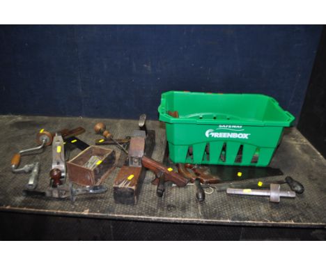 A TRAY CONTAINING VINTAGE CARPENTRY TOOLS including a Stanley No.5 1/2 plane, a 17in wooden plane, a Stanley No.043, a reedin