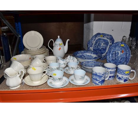 A GROUP OF TEA AND DINNERWARE, comprising a Wedgwood Queen's shape 'Queens Plain' part dinner set of six dinner plates, five 