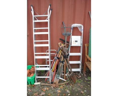 A COLLECTION OF GARDEN TOOLS AND ALUMINIUM STEPS including forks, rakes, spades, lawn clippers etc