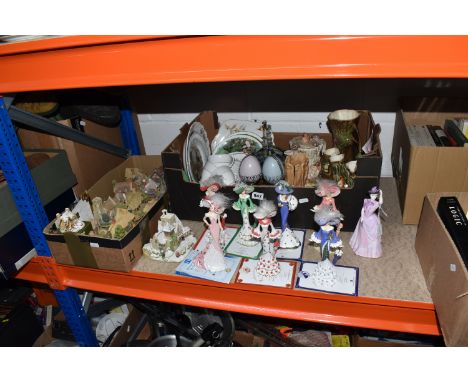 A BOX AND LOOSE DECORATIVE ITEMS ETC, to include unboxed Lilliput Lane Cottages including illuminated Little Donkey at All Sa