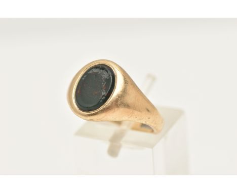 A GENTS 9CT GOLD BLOODSTONE SIGNET RING, of an oval form, collet set with a bloodstone inlay, to a polished band, hallmarked 