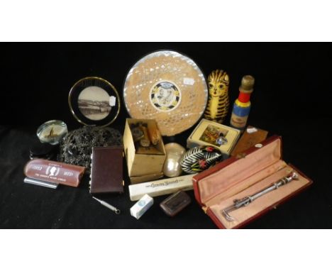 A BOX OF ASSORTED ITEMS including a hardwood snuff box, champagne bottle-shaped skittle and other items