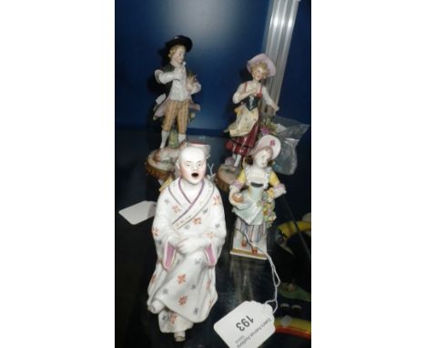 A SMALL COLLECTION OF CERAMIC ORNAMENTS including a pair of figures on gilt metal stands