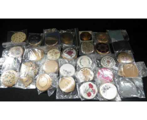 A COLLECTION OF VINTAGE COMPACTS