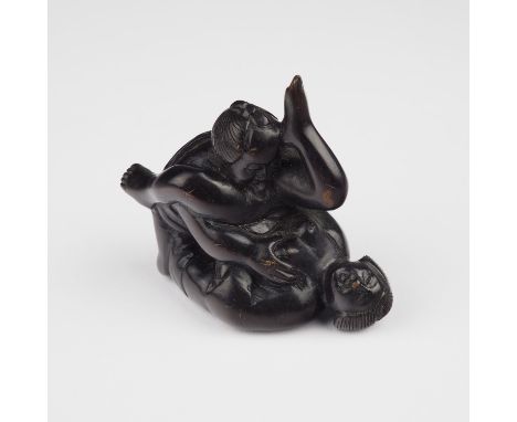 Antikes Netsuke mit erotischer Szene, wohl um 1900Schnitzerei aus dunklem Holz, Darstellung eines Paares beim Liebesspiel. Au