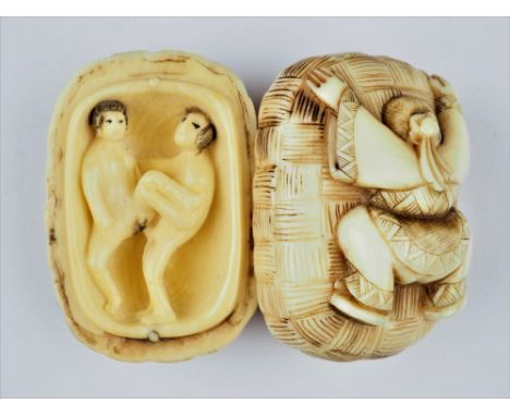 Antikes erotisches Netsuke, um 1900Zweiteiliges Netsuke aus Bein in Form eines geflochtenen Korbes, auf dessen Deckel ein Man