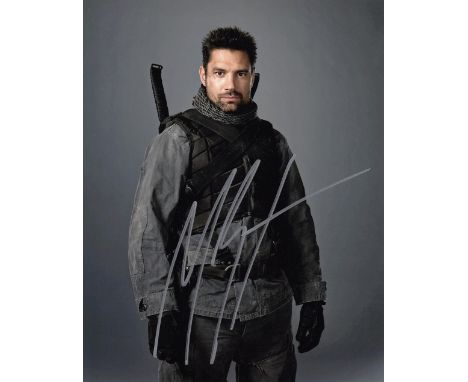 Blowout Sale! Arrow Manu Bennett hand signed 10x8 photo. This beautiful 10x8 hand signed photo depicts Manu Bennett as Slade 