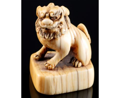 Japan 18. Jahrhundert, Elfenbein Netsuke Shishi auf Sockel, Edo-Zeit,Japan Edo-Zeit 1603 bis 1868, Elfenbein, das Netsuke ste