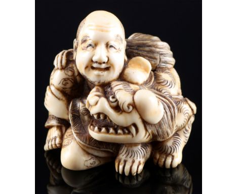 Japan 19. Jahrhundert, Elfenbein Shungetsu Netsuke lachender Mann mit Shishi, signiert, Meiji-Zeit,Japan Meiji Zeit 1868 bis 