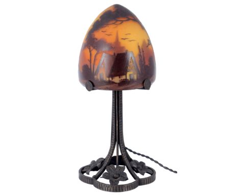 Deveau Art Deco Tischlampe, Frankreich,Frankreich, farbloses Glasschirm mit Landschaftsmotiven, am Schirm bezeichnet Deveau S