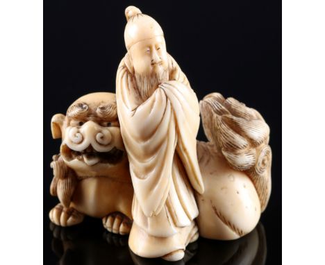 Japan 19./20. Jahrhundert, Elfenbein Katabori-Netsuke Mann mit Shishi, Meiji-Zeit,Japan Meiji Zeit 1868 bis 1912, Elfenbein, 