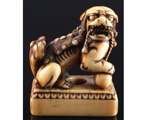 Japan 18. Jahrhundert, Elfenbein Netsuke Shishi auf Sockel, Edo-Zeit,Japan Edo-Zeit 1603 bis 1868, Elfenbein, das Netsuke ste