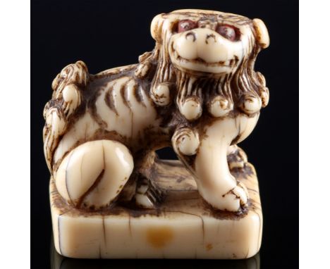 Japan 18./19. Jahrhundert, Elfenbein Netsuke Shishi auf Sockel, Edo-Zeit,Japan Edo-Zeit 1603 bis 1868, Elfenbein, das Netsuke