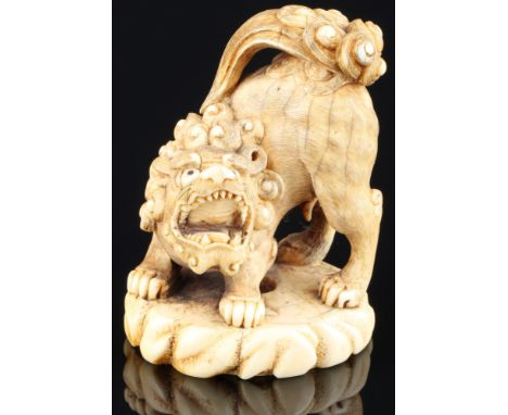 Japan 18./19. Jahrhundert, Elfenbein Katabori-Netsuke Shishi stehend, Edo-Zeit,Japan Edo-Zeit 1603 bis 1868, Elfenbein, das N