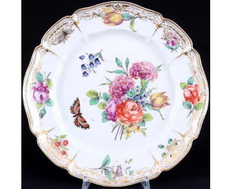 Nymphenburg Cumberland Speiseteller,Porzellan, mit grüner Wappen und Pressmarke, Dekor Cumberland - Blumenbukett mit Schmette
