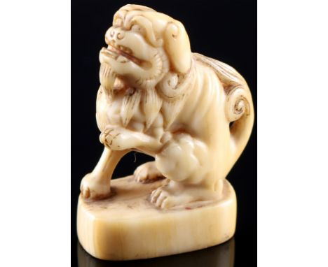 Japan 18./19. Jahrhundert, Elfenbein Netsuke Shishi auf Sockel, signiert, Edo-Zeit,Japan Edo-Zeit 1603 bis 1868, Elfenbein, d