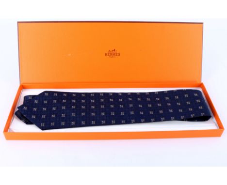 Hermes Krawatte 100% Seide im Karton,Seidenkrawatte in blau mit Quadrat-Muster und HHHH Motiven, original Hermes 100% Seide, 