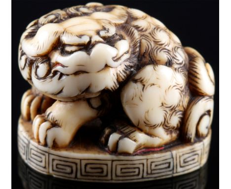 Japan 18./19. Jahrhundert, Elfenbein Netsuke Shishi auf Sockel Edo-Zeit,Japan Edo-Zeit 1603 bis 1868, Elfenbein, das Netsuke 