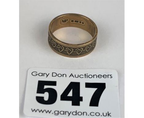 9k gold engraved wedding band, size K, w: 3 gms