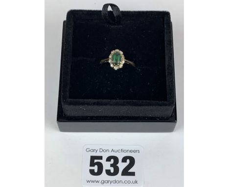 18k gold ring with green and white stones, size K/L, w: 2.5 gms