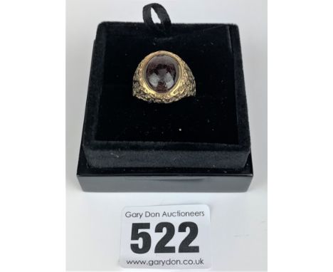 9k gold ring with red stone, size R, w: 9.1 gms