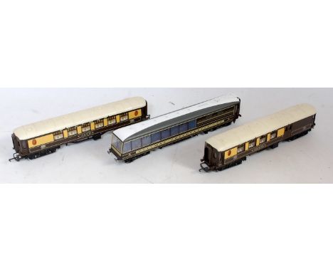 Mixed lot of Triang and Hornby including 'Britannia' engine and tender, chassis loose from body (F-G), 2 medium length Pullma
