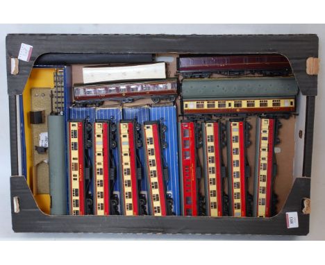 Tray containing Hornby Dublo TPO set, 8 Stanier coaches (4 boxed), 2 scale length brown and cream coaches, 4 other items non 