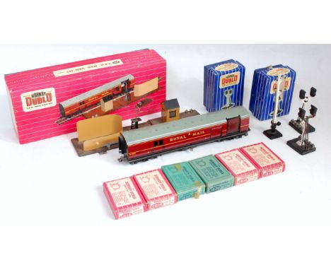 A mixed Hornby Dublo lot - a 2400 TPO mail van set appears complete (G-BG), 2x 5047 junction colour light signals (G-BFG), 4x